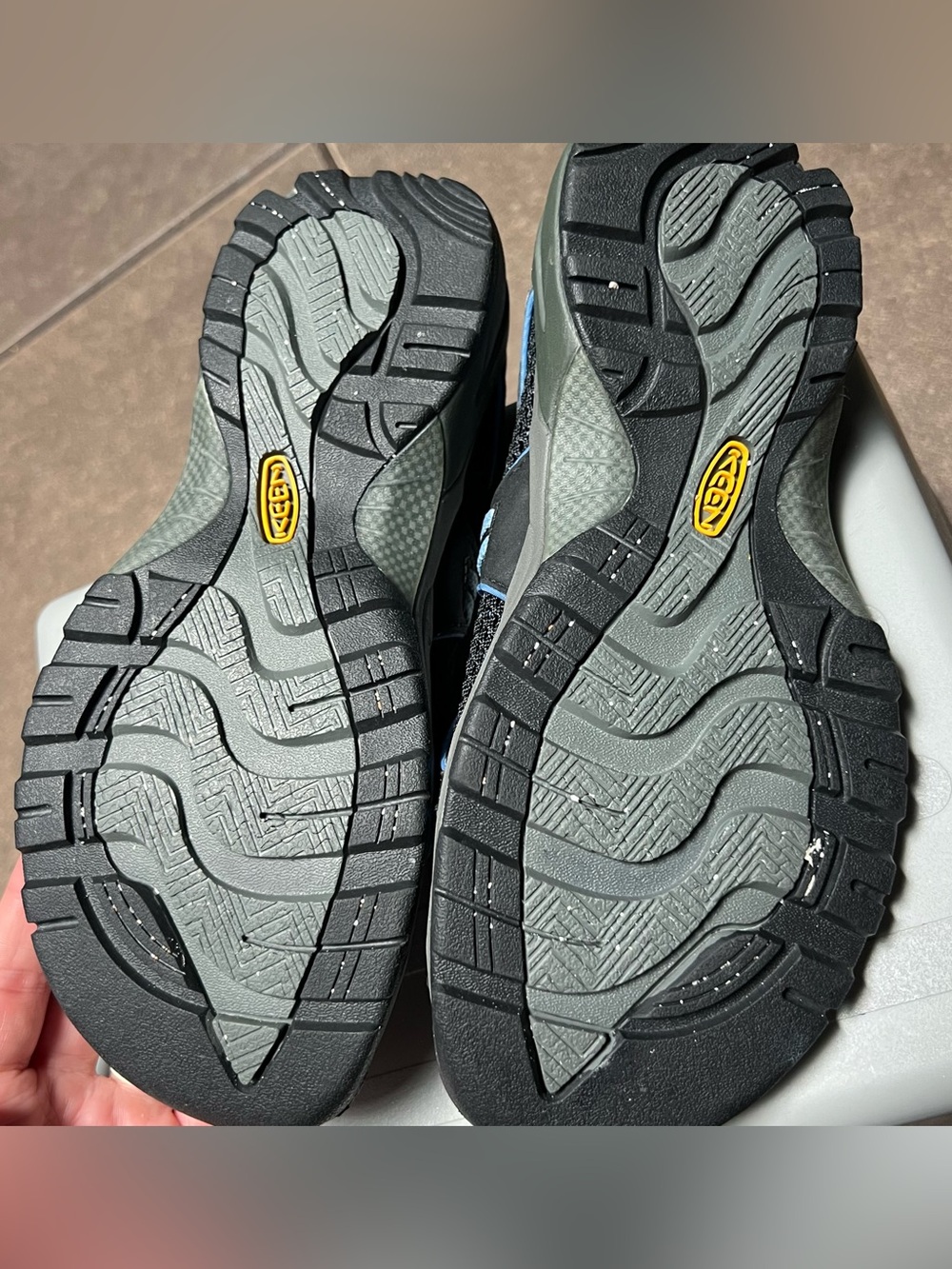 KEEN Woman’s Black and Blue w/mesh and elastic tie Hiking Sandal Water shoes 6.5 - Picture 6 of 6